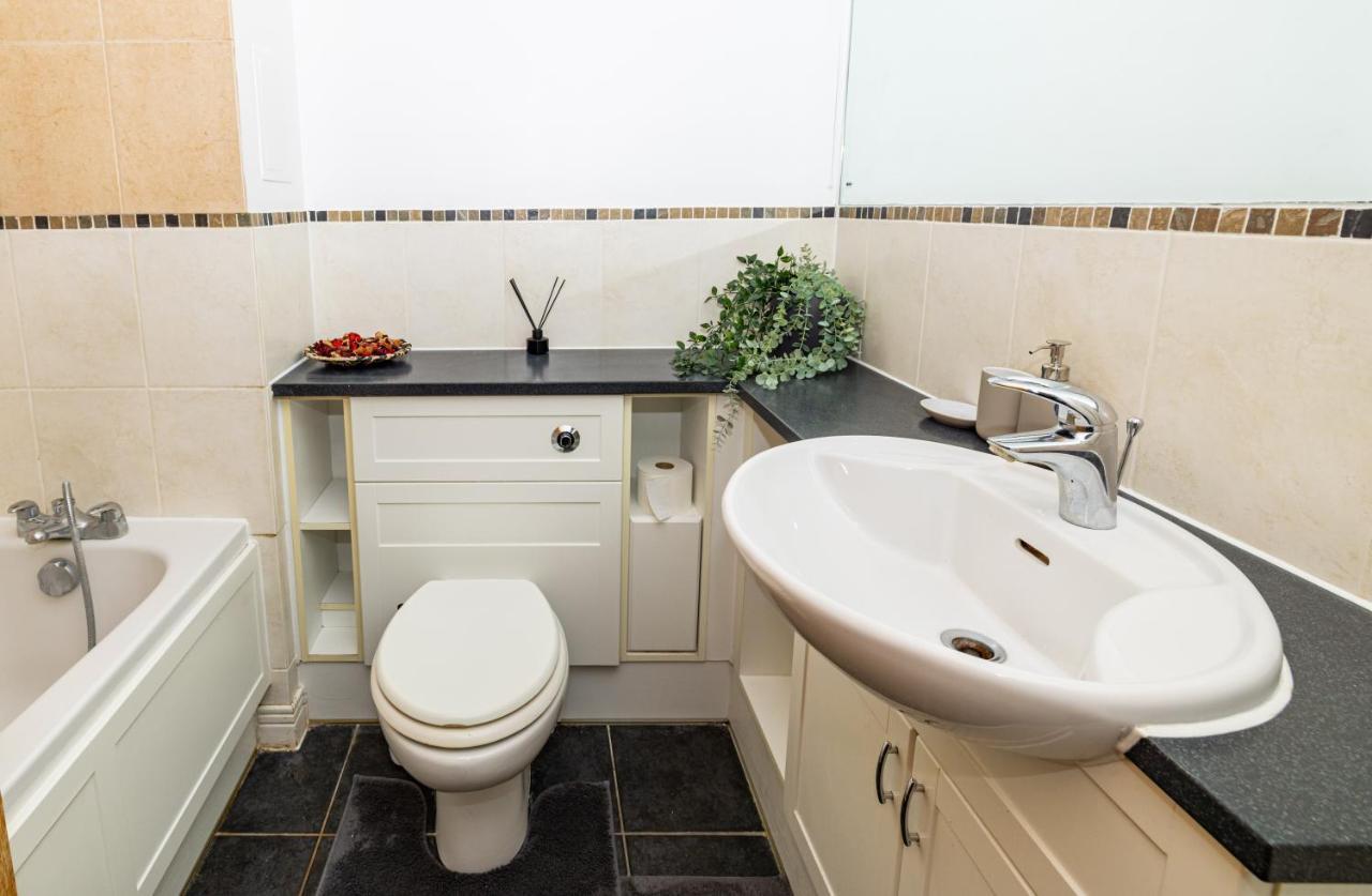 Two Bed Apartment Near Canary Wharf Londra Exterior foto